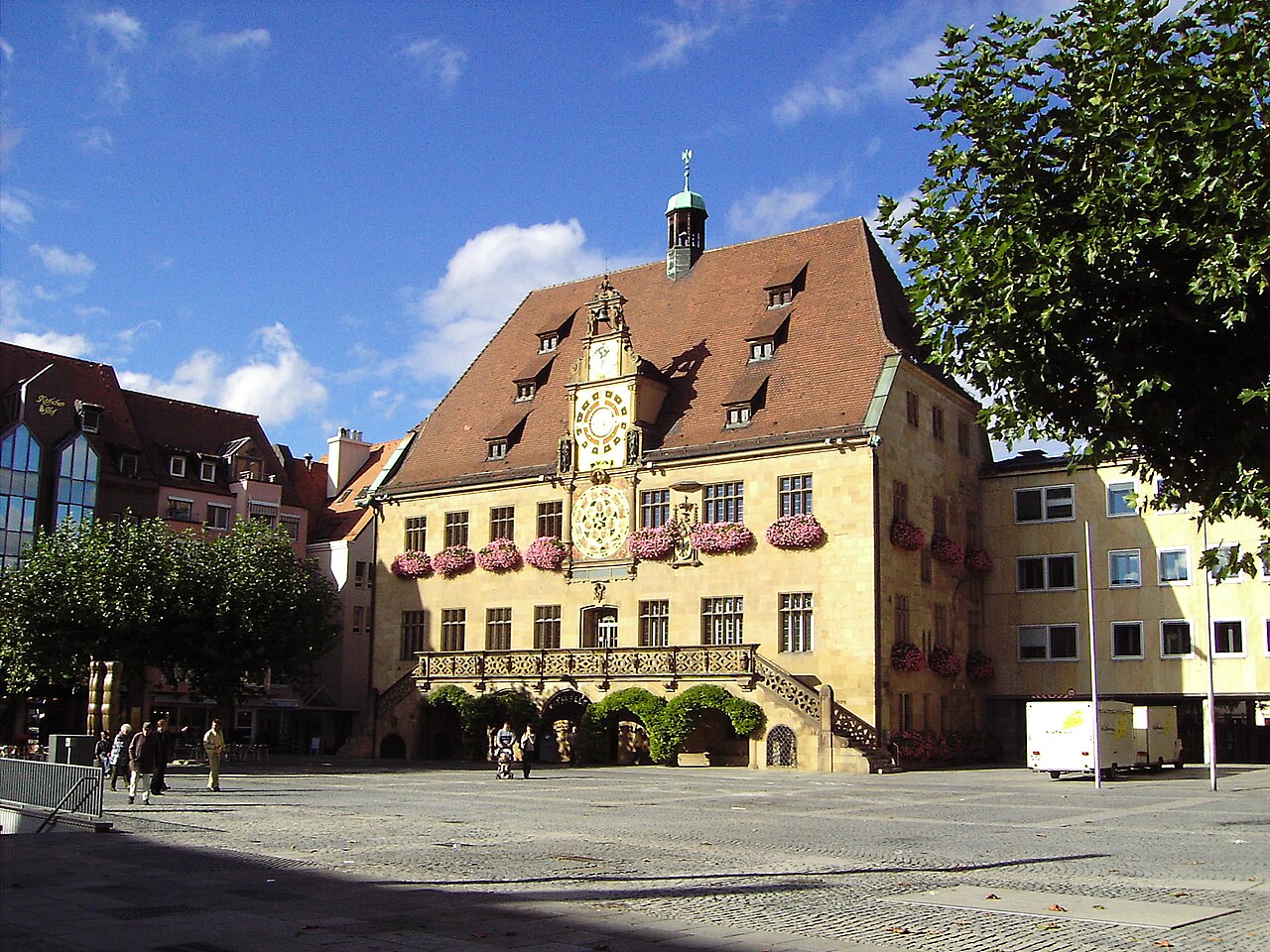 Das historische Rathaus am Heilbronner Marktplatz unter blauem Himmel